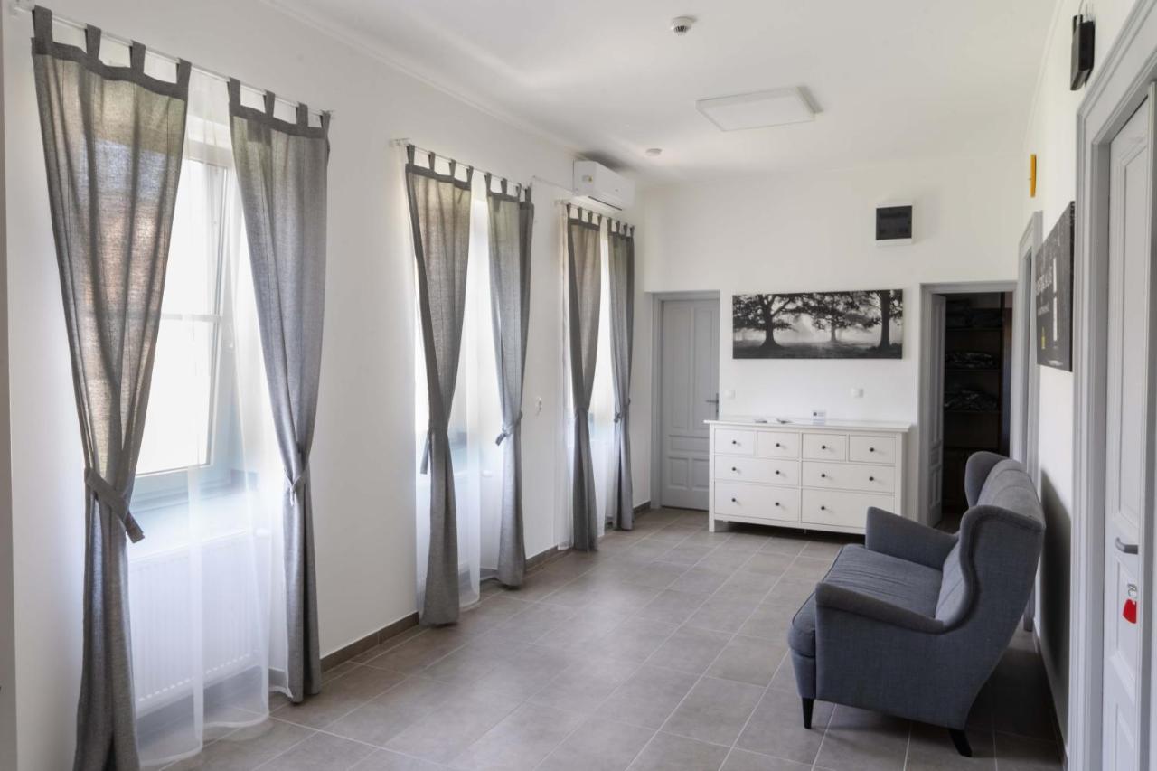 Kunfoglalas Apartmanhaz Kisujszallas Екстериор снимка