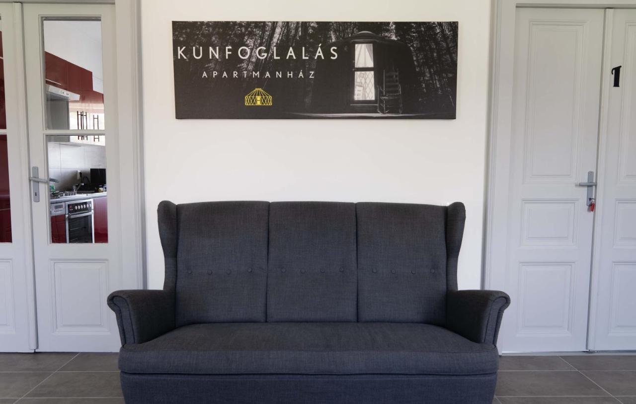 Kunfoglalas Apartmanhaz Kisujszallas Екстериор снимка